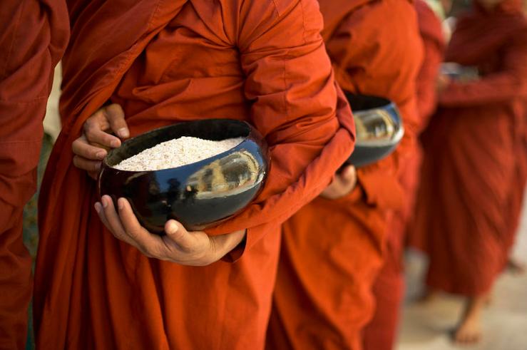 monks-with-rice-bowls-inle-lake-huy-lam